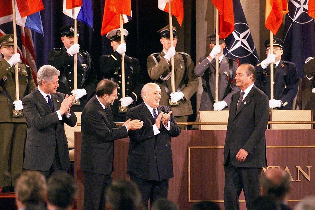 Жесты открытости. Сергей лазарев концерт. Адвокат дьявола фильм 1997 киану ривз. Выступает в качестве основного. Оратор на сцене.