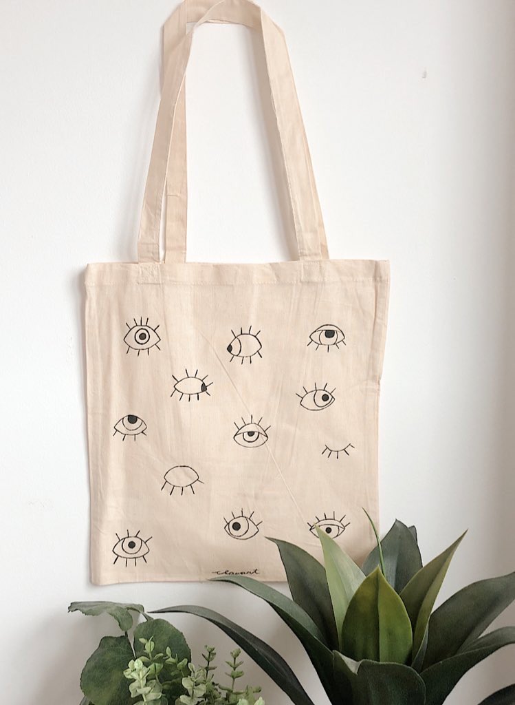claudia_cl00's tweet photo. Bolsas que hago🖌 las hago con el diseño personalizado y realizo envíos! Las pinto a mano cada una y las vendo a través de Instagram. Si le dais RT me ayuda mucho❤️ https://t.co/xesO7T3J1G