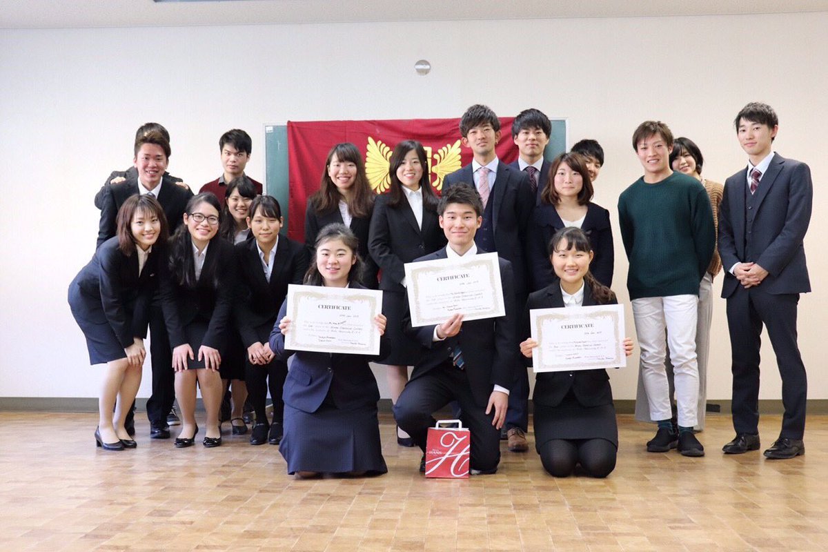 essshinkan2021's tweet photo. 【セクション紹介①】　　　　　　　　　　　　　　　

スピーチセクション！@kobeESSspeech 

英語でスピーチするよ！独創性が磨けるし、何よりかっこいい！😎
スピーチ大会ではスーツ着用で大統領の気分✨　
クリスマスパーティーなど楽しいイベントもあるよ！🌟 https://t.co/WYNAA7ersm