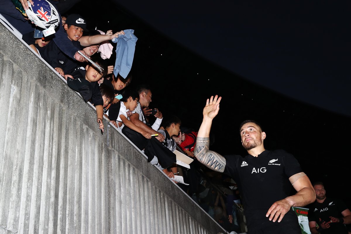 The offload king 👑 Thank you for all you've given to New Zealand rugby and fans all around the world, <a href="/SonnyBWilliams/">Sonny Bill Williams</a>. Enjoy retirement uso 🖤