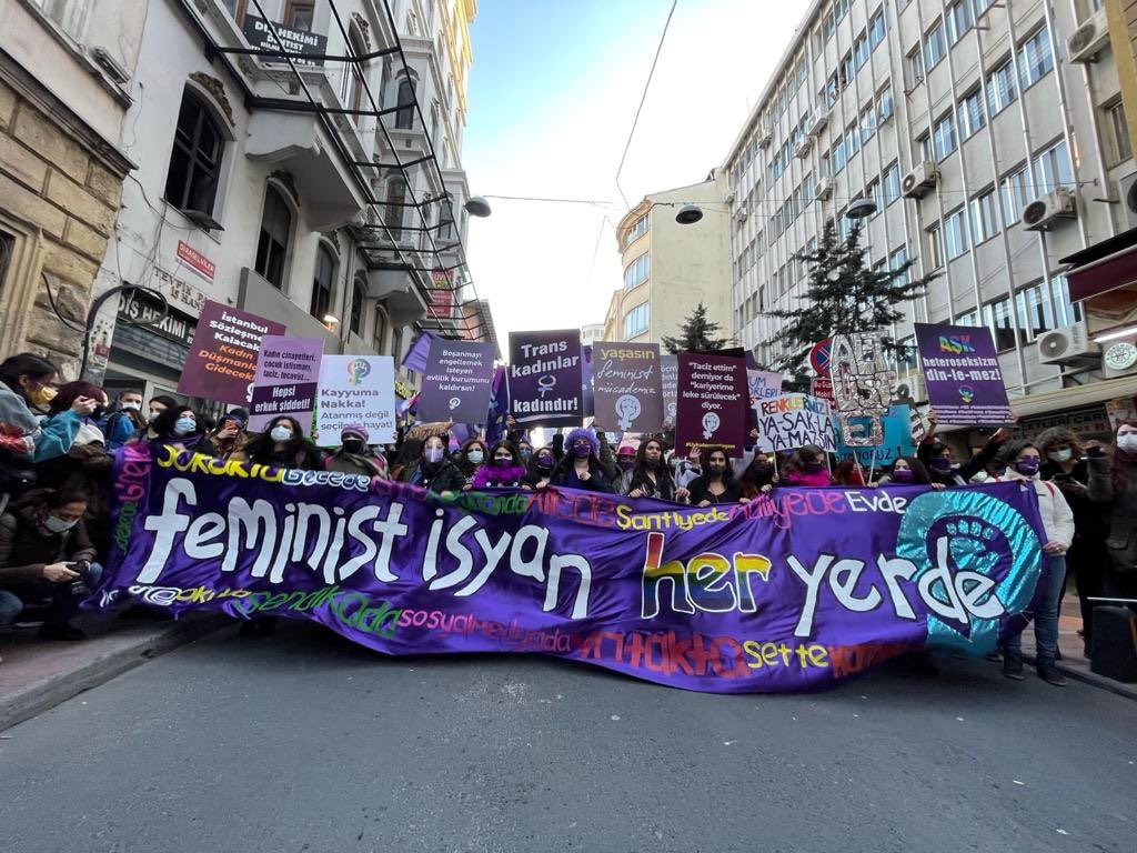 İstanbul’da düzenlenen,
8 Mart Feminist Gece Yürüyüşü'ne
katılan en az 10 kadın, “Tayyip kaç, kadınlar geliyor' sloganının “cumhurbaşkanına hakaret” sayılmasıyla, evlerinden gözaltına alındı...