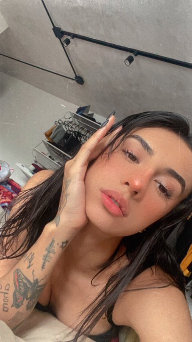 Quiero ser la simp de alguien, pero no hay con quien 😔 https://t.co/8afYtSDldt