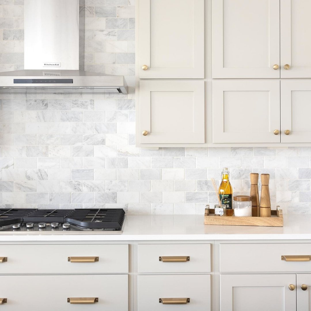 Daltile's tweet photo. Sometimes all you need is a simple pattern to make your kitchen feel fresh and bright!

📸: Symphony Homes featuring First Snow Elegance - Marble - https://t.co/ufFxFgMXgV https://t.co/5yxSSgG8BQ