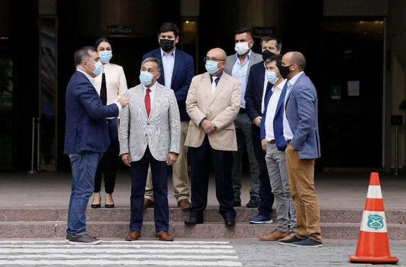 rodolfomoya9's tweet photo. Hoy realicé una reunión con la ex gobernadora, María de los Ángeles de la Paz, la que me contó su experiencia y respondió dudas de carácter regional. Y de paso en el congreso, estuve con algunos diputados de la región, donde tuve una amena charla con Andrés Longton y Andrés Celis https://t.co/ziF1nMCxww