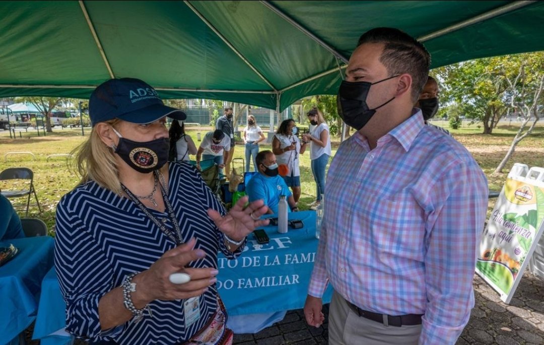 pradmiadsef's tweet photo. Hoy visitamos el Mercado Familiar en San Juan, donde cientos de familias se dieron cita en el Parque Central. Los participantes del PAN y del P-EBT pueden utilizar sus beneficios para adquirir alimentos frescos cosechados en la isla.  @DeptoFamiliaPR @DptoAgricultura https://t.co/Sn5V2JPZxi