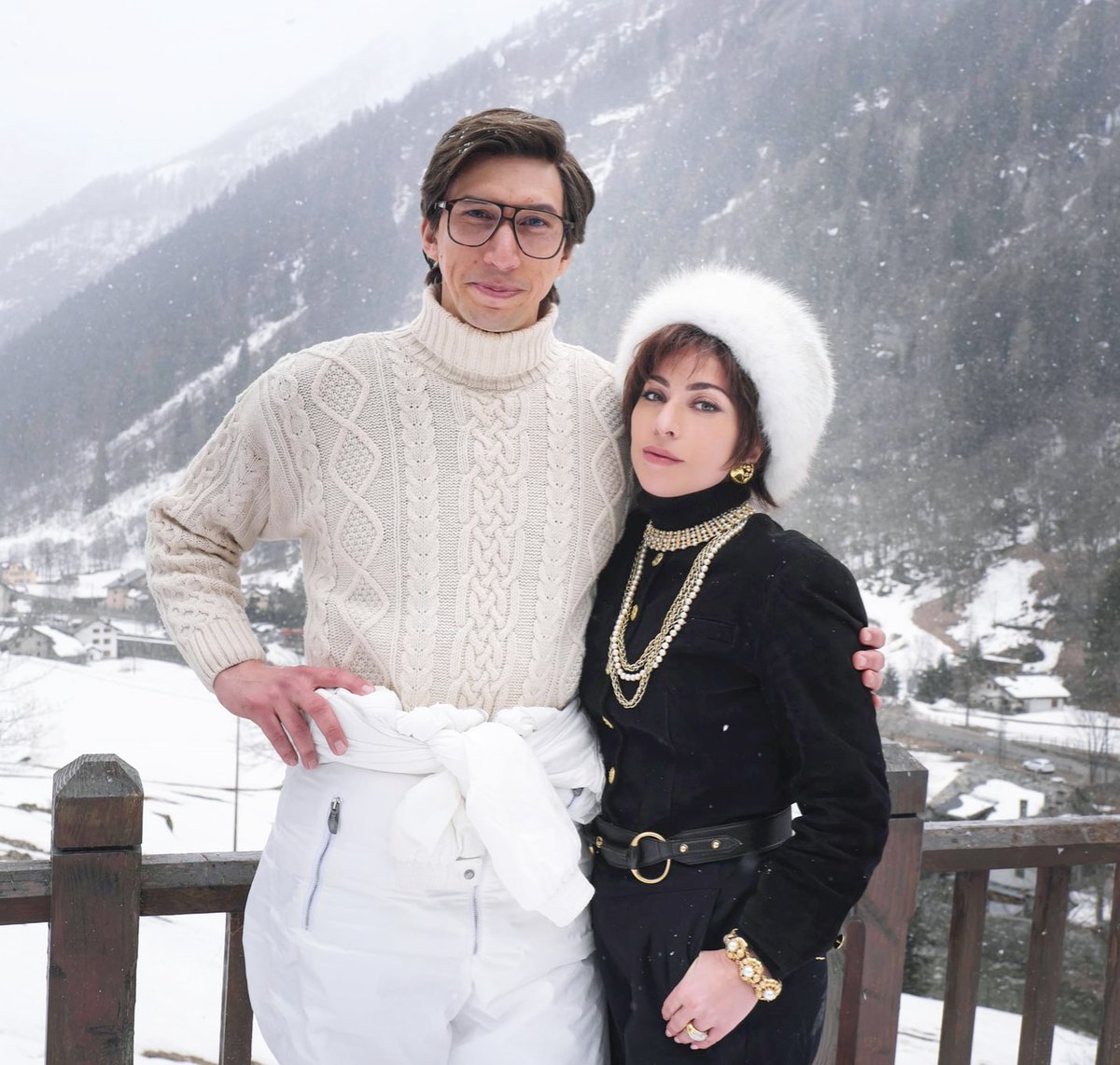 Prva fotografija sa snimanja #HouseOfGucci, novog filma Ridleyja Scotta s Lady Gagom i Adamom Driverom u naslovnim ulogama!

Priča o ubojstvu i jednom od najvećih imena modne povijesti, Mauriziju Gucciju i njegovoj supruzi Patriziji Reggiani, u kina dolazi na jesen. 👍