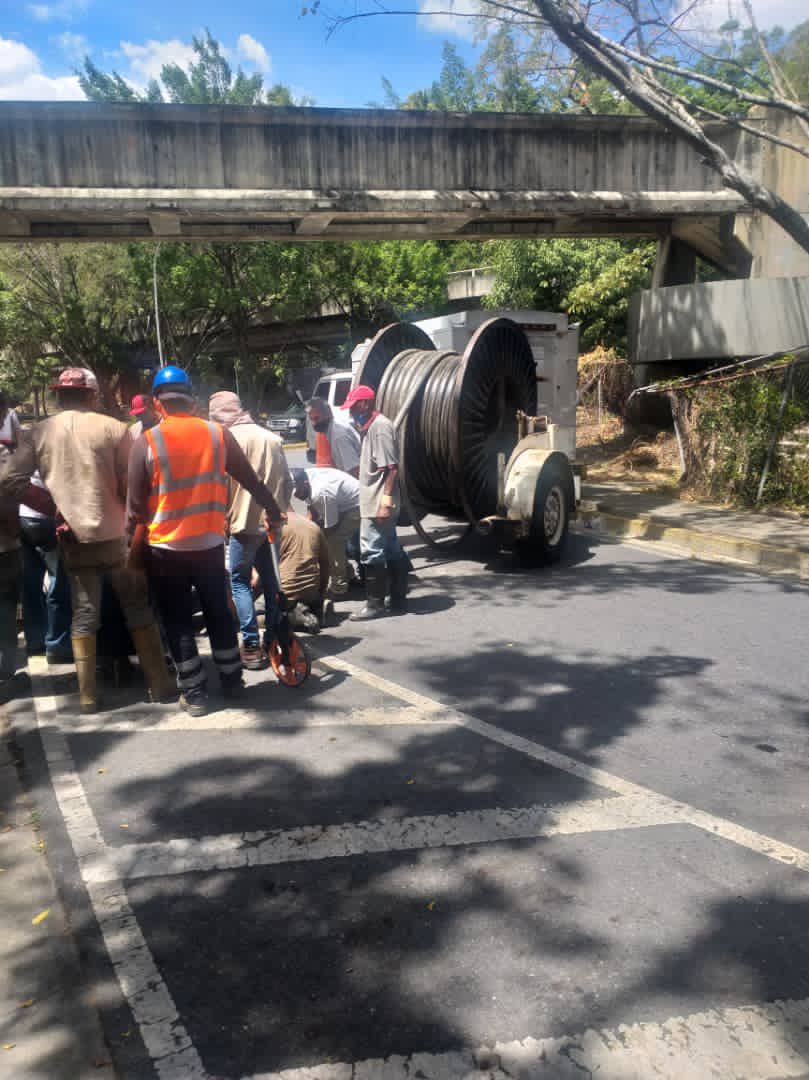 alesanchezbello's tweet photo. #10Mar #Baruta El equipo de CANTV se encuentra trabajando en #PradosDelEste en la reparación del cable 16 para que los usuarios afectados cuenten con el servicio, por otra parte siguen con el trabajo del estudio para la fibra óptica. #MonitorBaruta https://t.co/Wa26R9kvPF