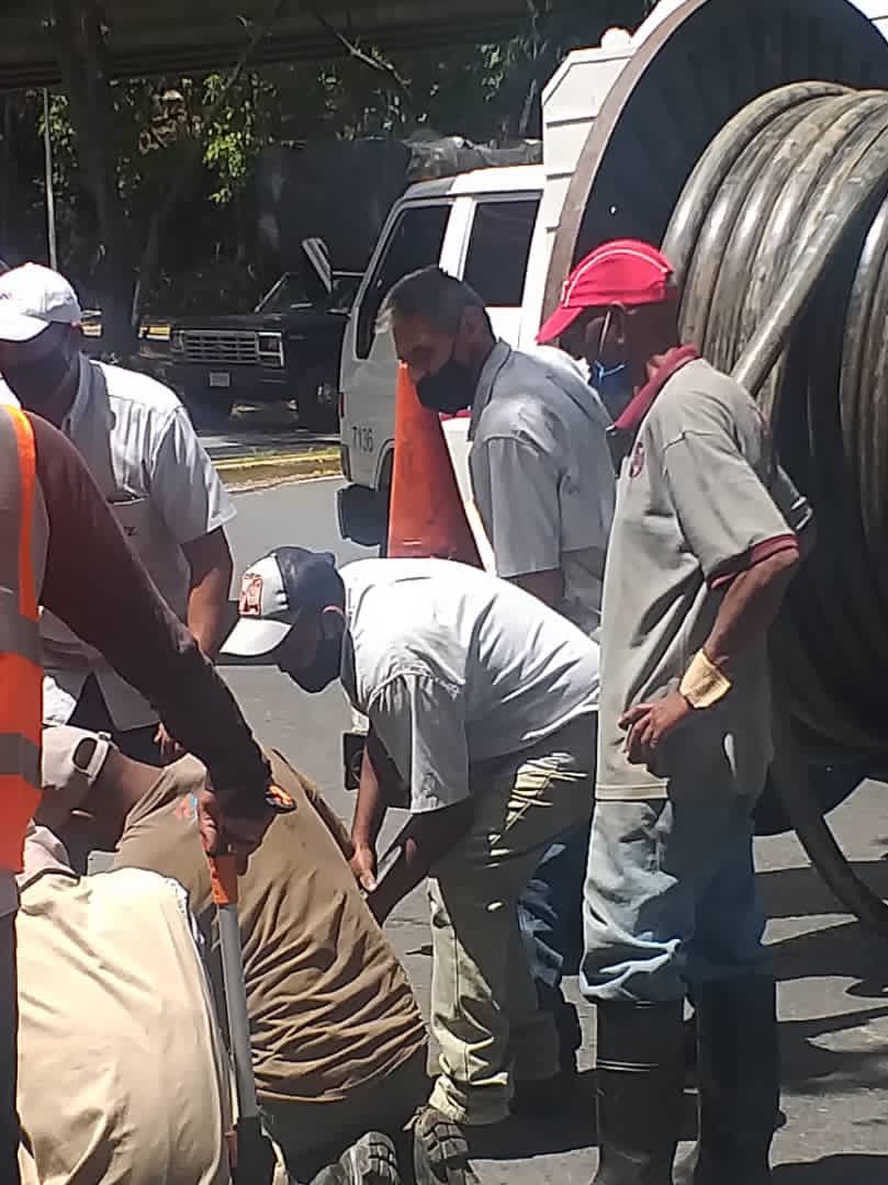 alesanchezbello's tweet photo. #10Mar #Baruta El equipo de CANTV se encuentra trabajando en #PradosDelEste en la reparación del cable 16 para que los usuarios afectados cuenten con el servicio, por otra parte siguen con el trabajo del estudio para la fibra óptica. #MonitorBaruta https://t.co/Wa26R9kvPF