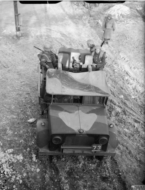 RM_Mili_History's tweet photo. 😎Bedfords are cool...😎
'Men of the 1st Royal Irish Fusiliers transport a French 25mm 34 SA anti-tank gun on the back of a Bedford MWD 15cwt truck at Dury, 14 January 1940.'
📷- IWM F 2169
#Bedfords #BEF #WW2 #history https://t.co/MqVe421nG8