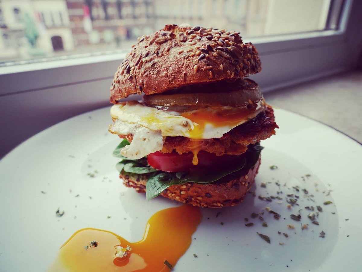 SmearedApron's tweet photo. Muffin tops! Burger me to heaven w/ this CHANA DAL BURGER 😋! Check out 🎥 in the link below or click in bio ⬇️
https://t.co/eeQRcyCFo0
#sandwiched #smearedapron #snacking #dontcrowdme #plateme #lecker #eatme #foodblogger #foodlover #foodporn #allthingsfood #foodme #chanadal https://t.co/8GjMXMaGT4