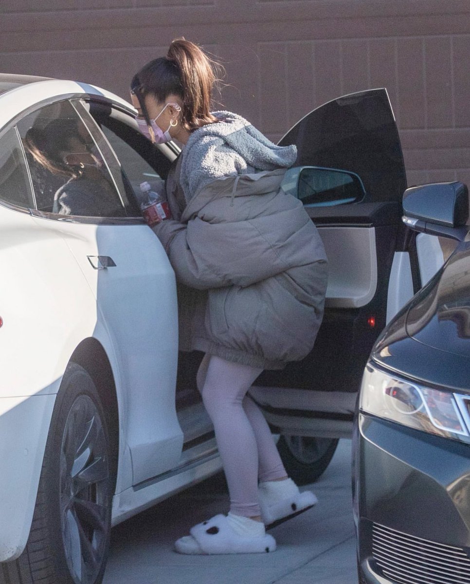 AGTourFR's tweet photo. #PHOTOS : @ArianaGrande a été aperçue il y a quelques jours à Los Angeles. 📸 https://t.co/2zJjryaHbV