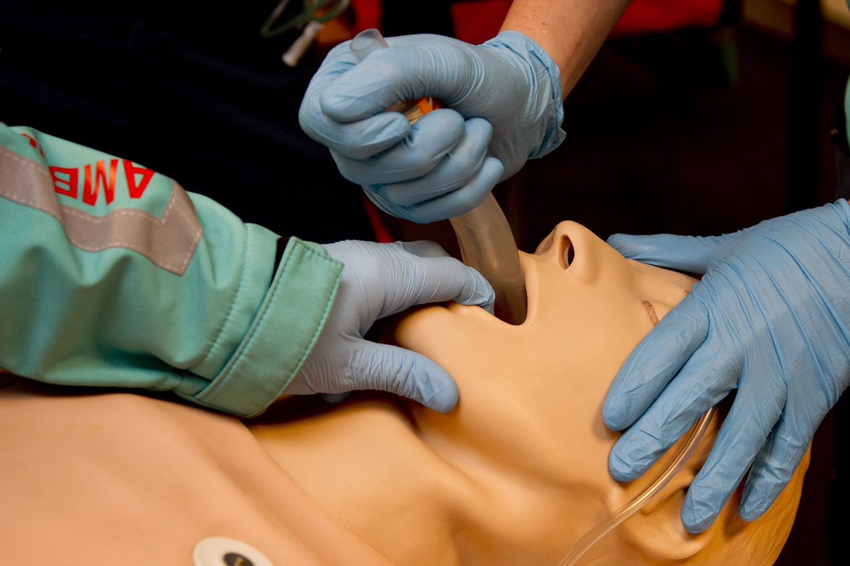 OCEAN_bv's tweet photo. Gisteren hebben we weer een training Airwaymanagement mogen verzorgen voor AmbulanceZorg Limburg-Noord. Mooi om te zien hoe er samengewerkt werd tussen "oude" en "nieuwe" ambulanceverpleegkundigen. Met dank aan Oliver Thomas #OCEANBV #fuegobv #AmbulanceZorgLimburgNoord https://t.co/JxR9swLBeL