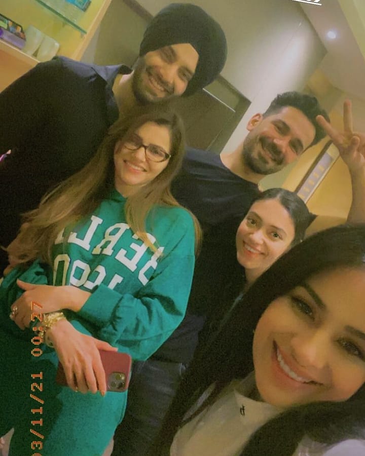 x_laddu's tweet photo. @ashukla09 &amp; @RubiDilaik with @SGurpal and @ShehzadDeol 
At Chandigarh .
#AbhinavShukla #RubinaDilaik #Saragurpal #ShehzadDeol https://t.co/CqSeHefHA2