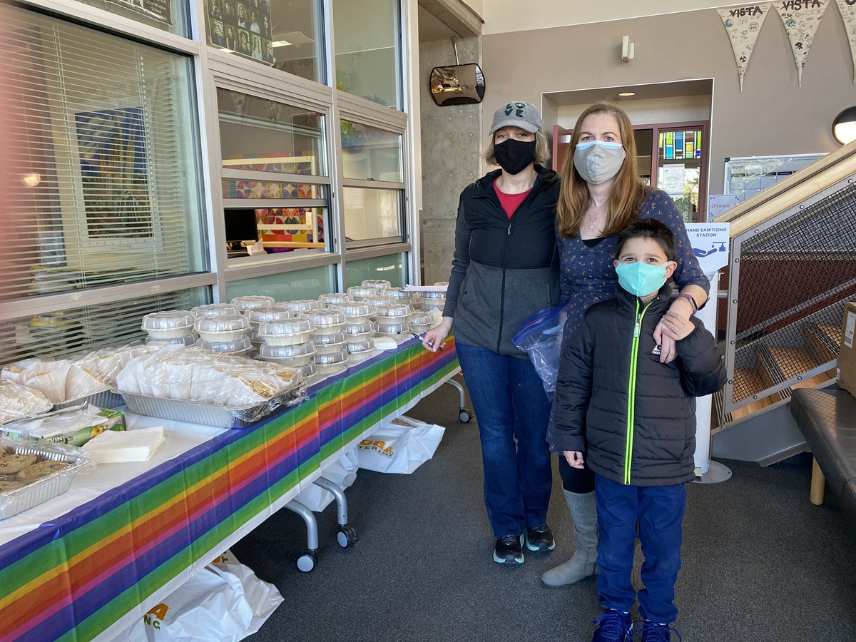 OwsDevelopment's tweet photo. Thanks to our amazing parent (and student) volunteers who are feeding all the teachers on campus during parent/teacher conferences! Burrito bowls, chips, and cookies anyone? ❤️❤️ @OWSBobcat https://t.co/Ko3fvNa1jk