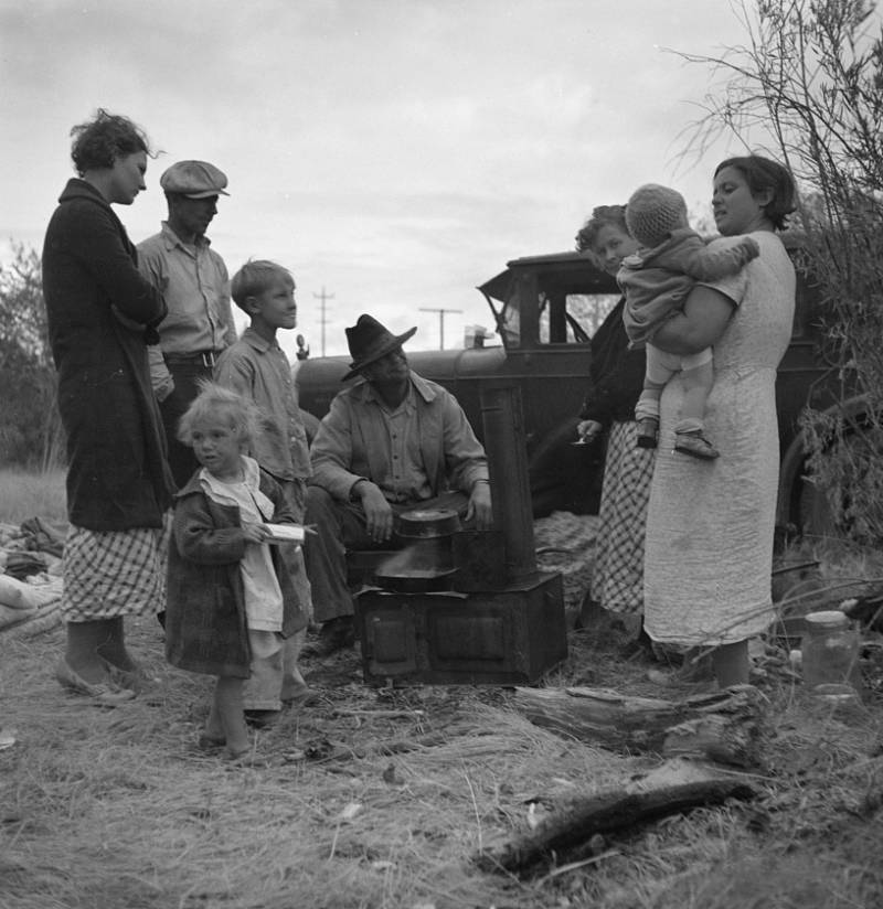 sentonae's tweet photo. "White privilege" during the Dust Bowl in the USA, 1930s. https://t.co/c09pThivoM