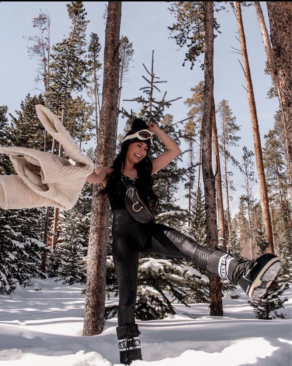 Are you a winter gal or a summer gal? ☀️❄️