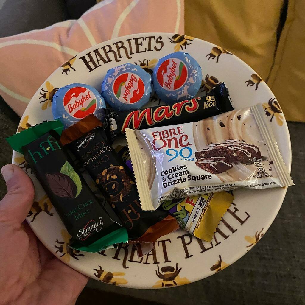 MrsUrbanGiant's tweet photo. T R E A T S
Tonight’s treat plate with a cookies and cream @fibreoneuk I miss my American stash of @fiberone bars 🇺🇸
#fibreone #healthyextras #hifibars #chocolatesyns
#treatplate #syns #treats #lowsyntreats #lowsyn
#losingthebabyweight #EmmaBridgewate… https://t.co/912Y6t2Uxj https://t.co/EagkSrvLTX