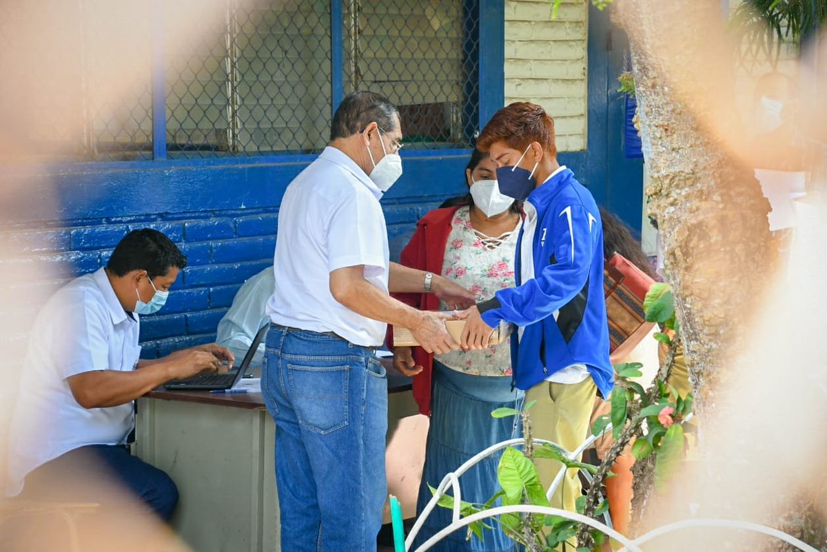 Gobierno_SV's tweet photo. Las computadoras siguen llegando a nuestros etudiantes, quienes en este #RegresoAClases tendrán una herramienta fundamental para su educación. https://t.co/RgGfmGkRIE