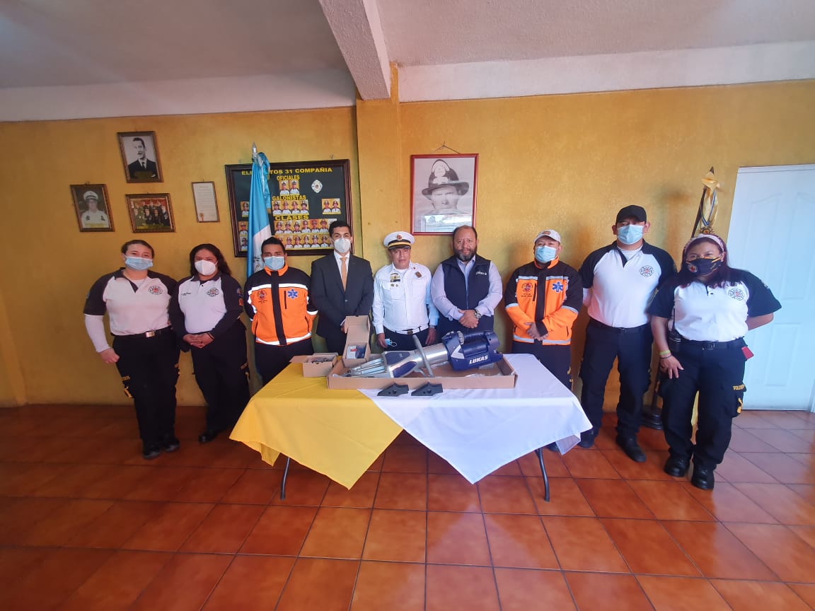 Por este medio los <a href="/BVoluntariosGT/">Bomberos Voluntarios</a> de la 31a Compañia con sede en San Lucas Sacatepéquez, agradece a los señores, Juan Gerardo Fernández Widmann, Ana Lucrecia Quiñónez, y a Nelly Maribel Mejicanos Quiñónez. Por la importante donación de una quijada de la vida. Ya en servicio.