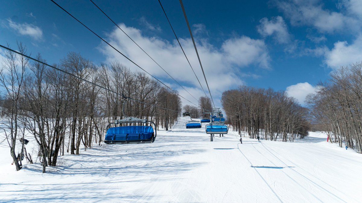 mountsnow's tweet photo. Enjoying these blue skies and spring temps.
Remember, no matter the weather, masks are required over your nose and mouth: https://t.co/Y5kHG7NU6h
#WeLoveSnow #SpringOnYourMask https://t.co/VGpDRieTo8