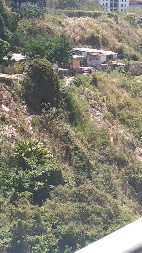 ReporteYa's tweet photo. #10Mar @FaroComunitario: En las gráficas e puede observar como improvisaron una tubería de aguas servidas que cae en la montaña justo encima de la tubería de 42' del alimentador norte, aunado a esto lanzan basura hacia abajo generando una contaminación ambiental. https://t.co/wLbDphiYoC