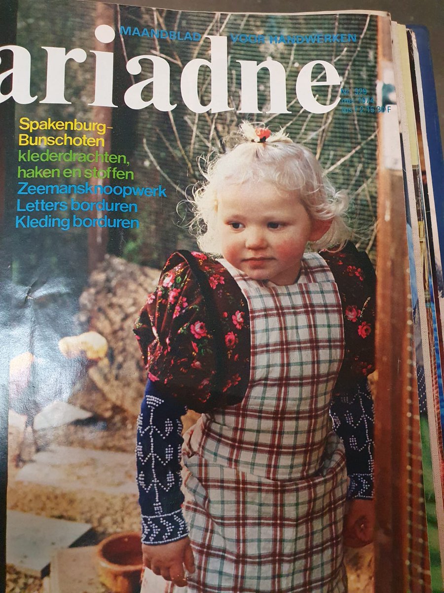 schmitzerpics's tweet photo. DIY Handarbeitsheft von 1974. 
Das arme Kind 🤣 https://t.co/63zCRmthpp