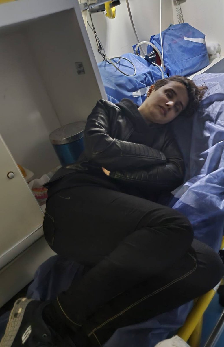 YeFeministVoice's tweet photo. أمينة بين الحياة والموت الآن، وضعها النفسي تدهور جداً وحاولت تنتحر وحاليا هي في المشفى والسبب ملاحقة اهلها لها ومحاولة ارجاعها إلى اليمن لـ غسل العار كما يقولون، حياتها بخطر حقيقي ساعدوها  
#إنقاذ_أمينة
#saveamena
@amena_ali1 
@HindAleryani @DareenHalimah @lovhum @UN_Women https://t.co/OJazAaOKNv
