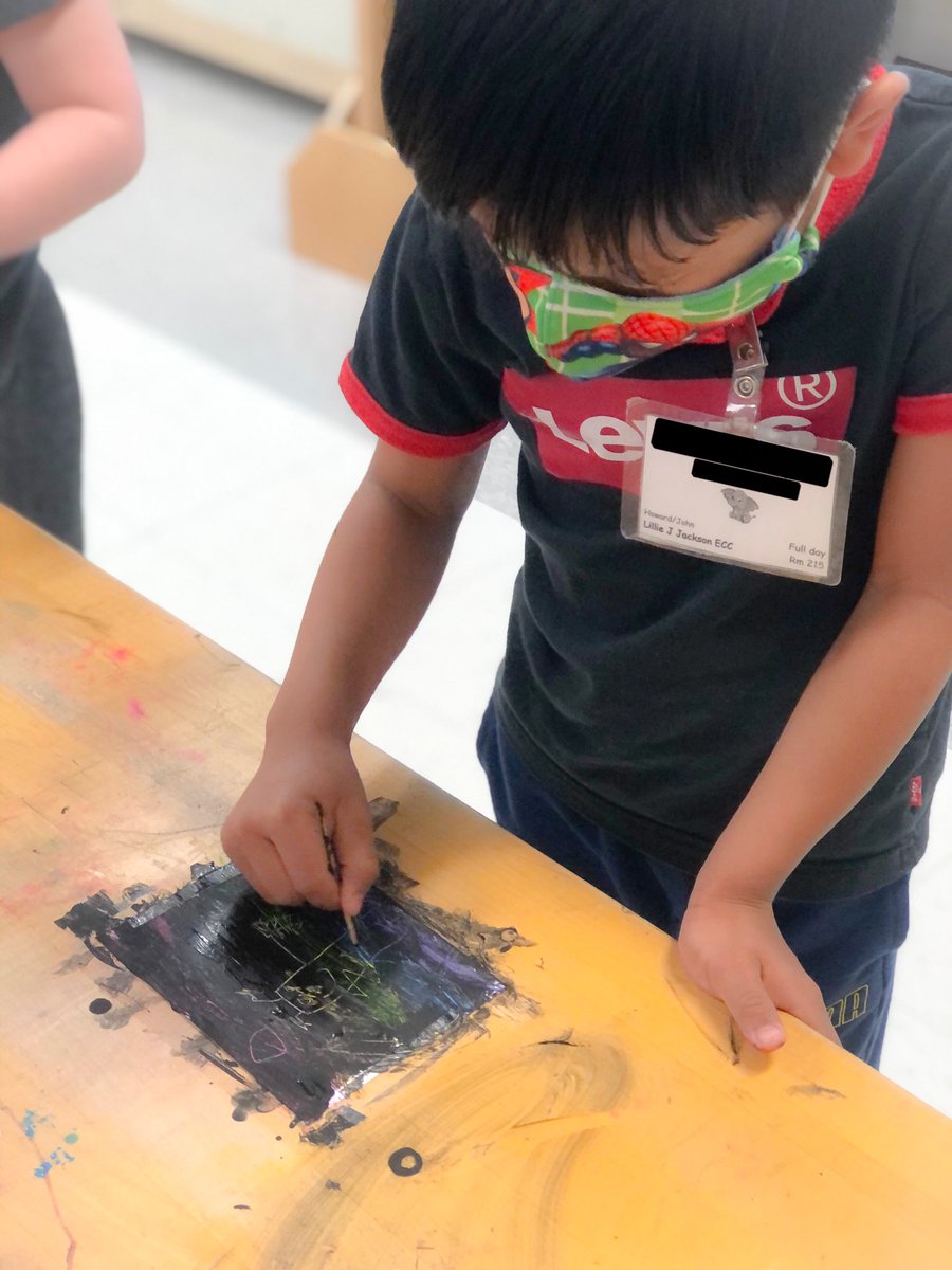 Mrs_Bridges_'s tweet photo. It may be messy, but we are having fun creating our own rainbow scratch art!π π¨ #STEAMclassroom #LISDpk #PkStem https://t.co/IZSWpLu8aI