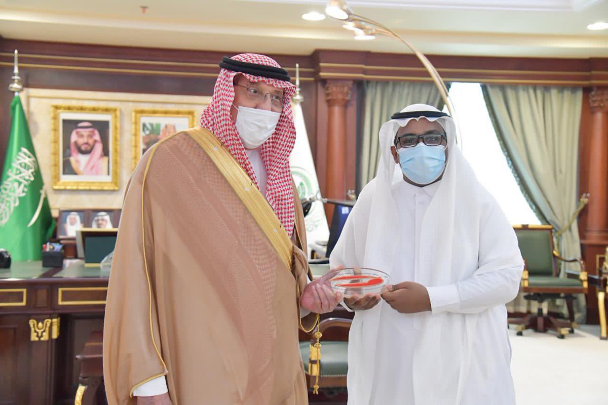 Almohaned_mash's tweet photo. الحمدلله الذي بنعمه تتم الصالحات ، تم تكريم صباح اليوم من قبل سمو امير منطقة جازان الامير محمد بن ناصر ال سعود - حفظة الله - بمناسبة حصولي على جائزة الشيخ حمدان بن راشد ال مكتوم فئة الطالب المتميز في دورتها 23 . https://t.co/1ZIdErDDkS