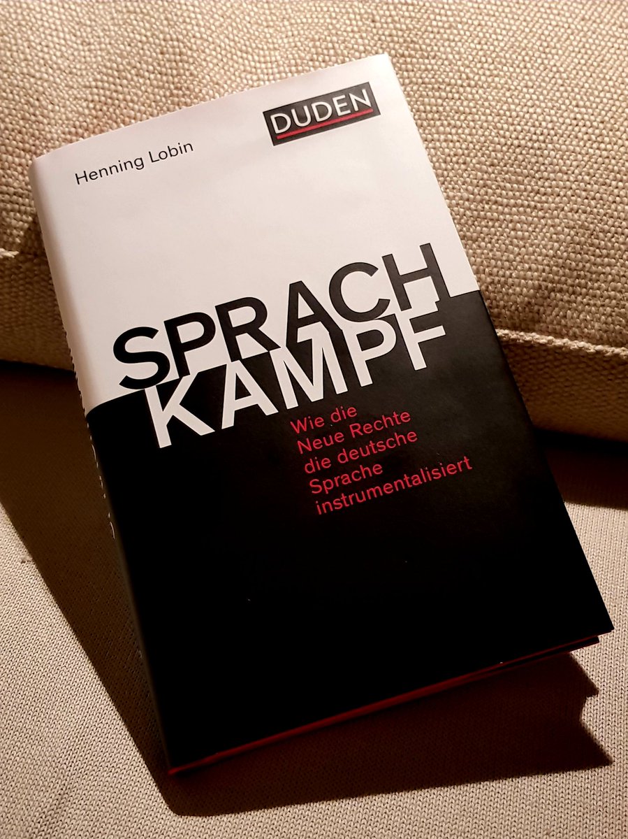 HenningLobin's tweet photo. Auf den Tag genau vor einem Jahr habe ich mit Kathrin Kunkel-Razum am Rande der #IDSJT20 über die Möglichkeit dieses Buchs gesprochen. Heute, zur #IDSJT21, erreichen mich die Belegexemplare. "Sprachkampf. Wie die Neue Rechte die deutsche Sprache instrumentalisiert" - Out Now! https://t.co/MOym2c0BIF