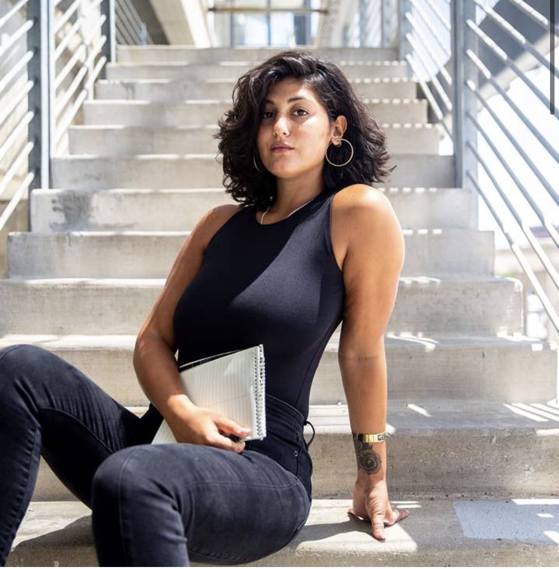 This past summer, @andreamsahouri a journalist covering the #BlackLivesMatter protests was arrested by police. @amnestyusa researchers interviewed her & activists have been campaigning for her case. Today- she was found not guilty on all charges 👊🏽Thanks to @dcbell @AlliJarrar