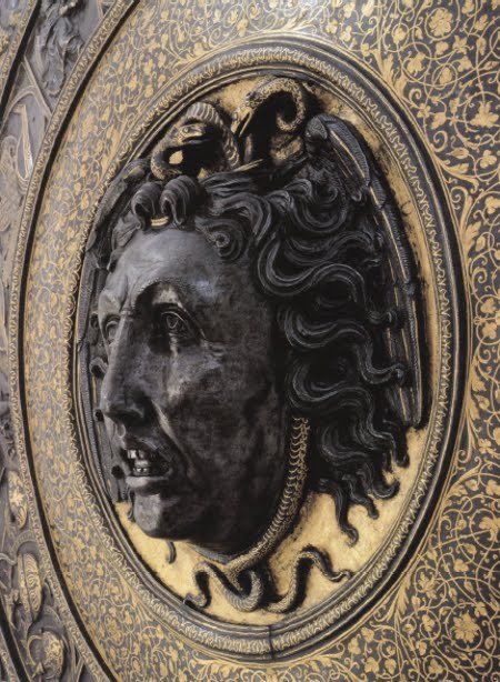 درع "ميدوسا"، مصنوع من الفولاذ والذهب ويعود الى حوالي عام 1550م.