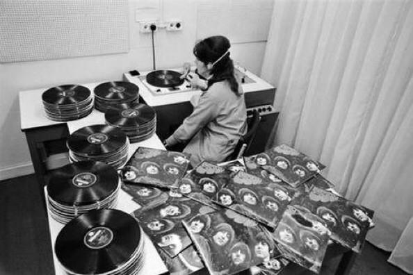 RecordsDmb's tweet photo. Une innovation chaque semaine au @RecordsDmb💡
Cette semaine sera placée sous le signe du #vinyl 🎧
Véritable révolution dans la #musique, ce support d'écoute du siècle dernier revient au premier plan 🚀
#DMBRecords #MBADMB #art #culture #vinyl #musique #music https://t.co/9LwPUEO5yX
