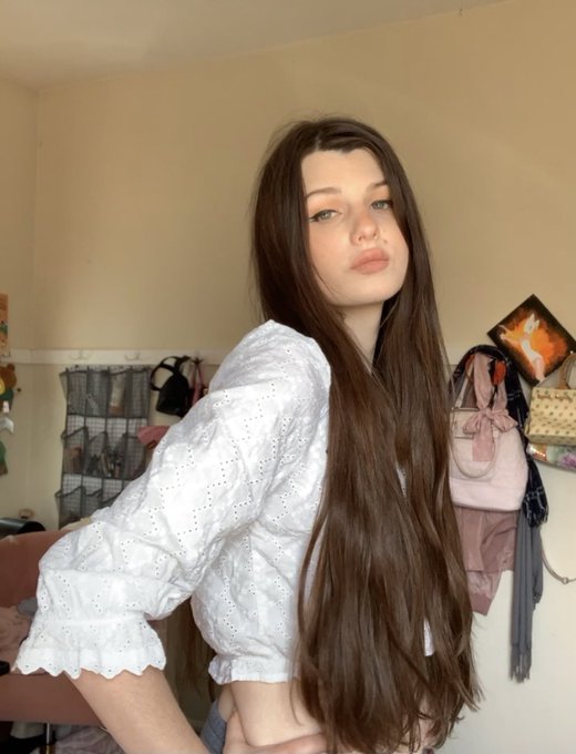 I need to be organizing and cleaning but I&rsquo;m doing whatever this is  instead 😌 https://t.co/GaMoMTQA