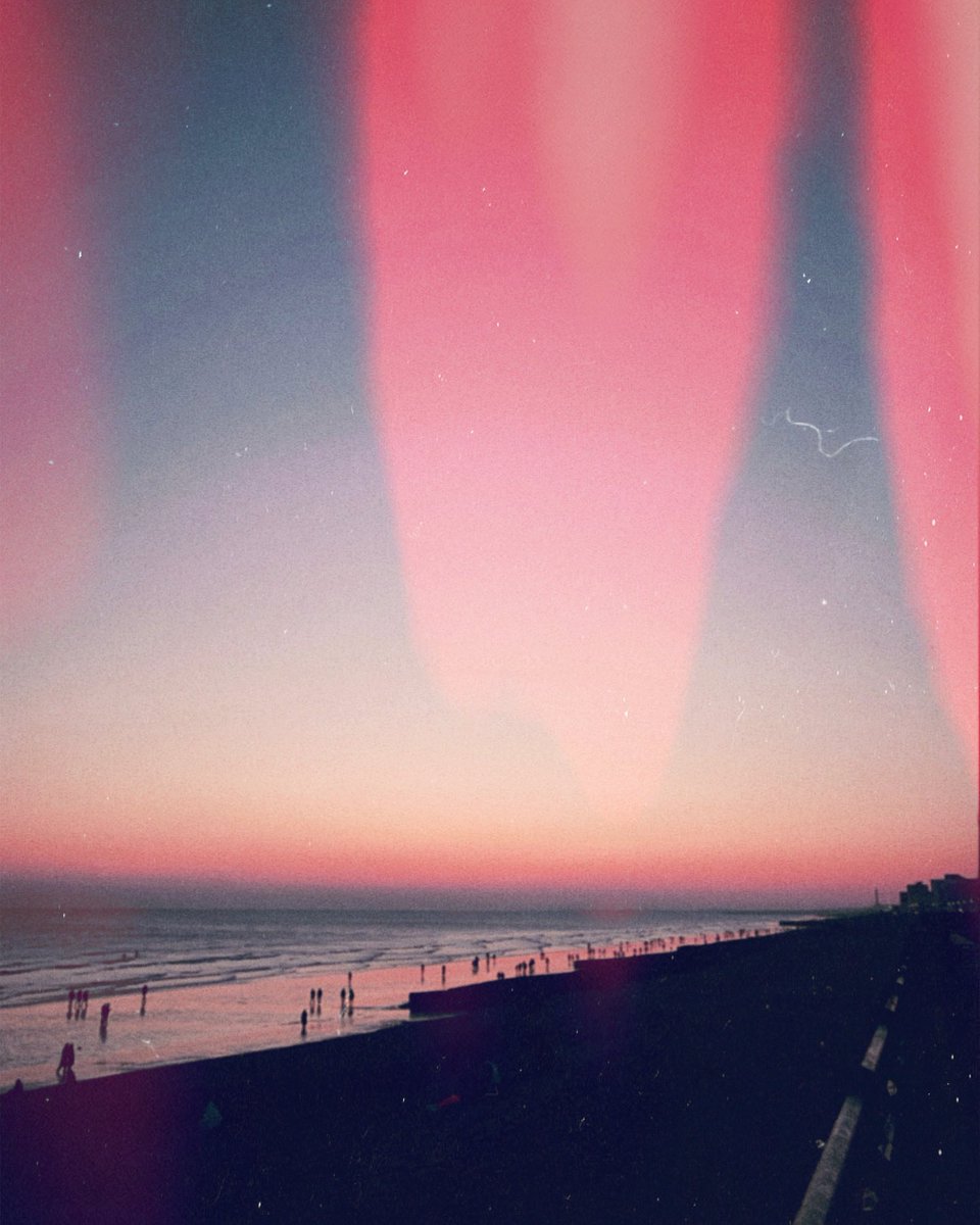 no one knew where these ghostly reflections came from. but a few of us secretly wished to be abducted.
🌙🥀
(mix analog+digital)
#photography #brighton #sunset #analogue #digitalart