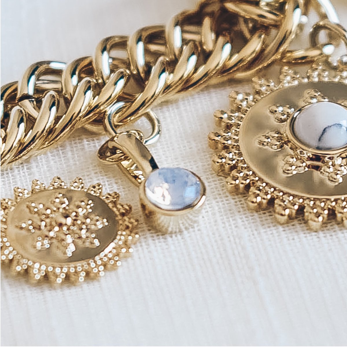 theoneaivendome's tweet image. Trouvez le bijou qui sommeille en vous : rendez-vous sur theone-ai.com
#TheOneAI #Bijoux #VisualMatch