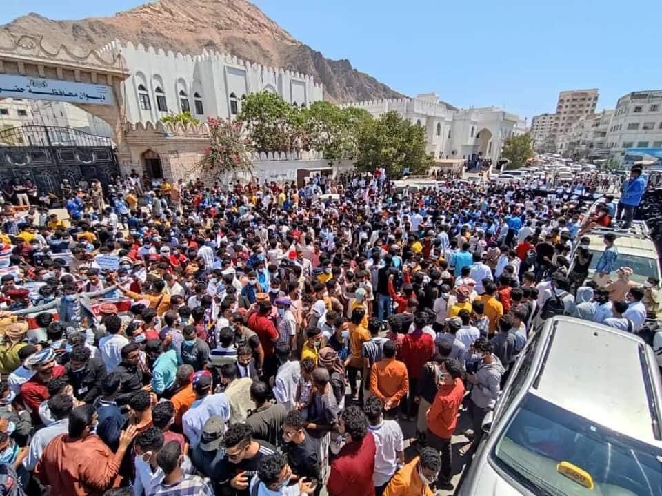 AreenaOmar's tweet photo. Due to the high increase of oil derivatives prices, students of Mukalla roar today in the face of the authority in a peaceful protest https://t.co/Balbcl8btt
