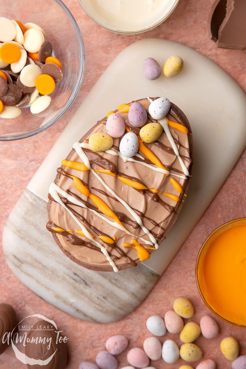 Anyone else completely obsessed and slightly intrigued by Easter egg cheesecakes?! 😱 Pics via: <a href="/AMummyToo/">Emily L</a> &amp; <a href="/AmyTreasureBlog/">Amy Treasure Photography</a>