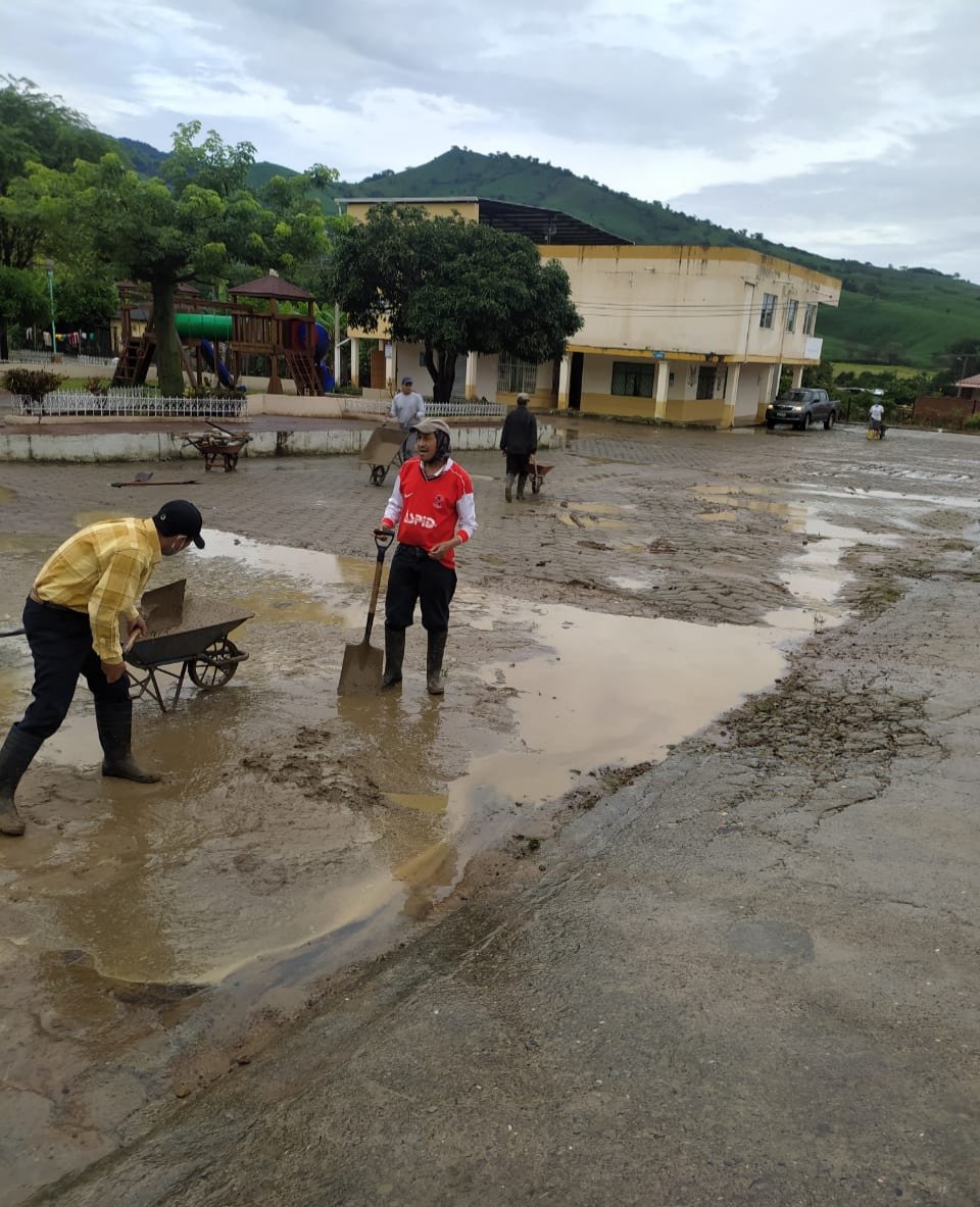 MunicipioCelica's tweet photo. Estamos redoblando esfuerzos para mitigar los problemas invernales. Llegamos a la parroquia #Algarrobillo para atender los requerimientos, considerando la importancia de la evacuación de agua y lodo en este sector.
Seguimos fortaleciendo acciones para prevenir inundaciones. https://t.co/dMvcrOrSvq