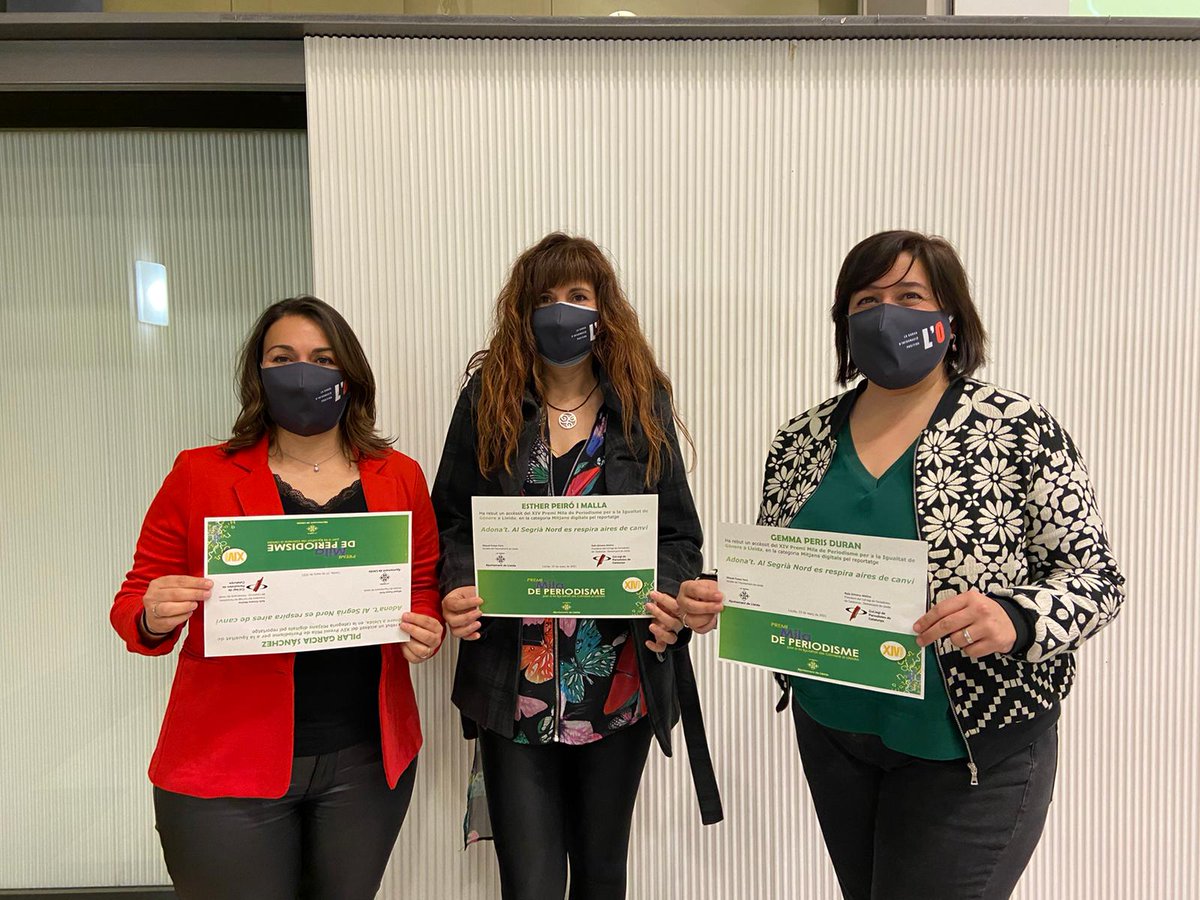 LOestCat's tweet photo. Avui hem tingut l'honor de rebre un accèssit dels #PremisMila de Periodisme, un premi lleidatà que fomenta la igualtat de gènere. I ho hem fet acompanyades d'altres companys també premiats com @itmar83, el @jaume_barrull, la @laurasaula i l'@OriolJove. N'estem molt contentes! https://t.co/455u1sqmwI
