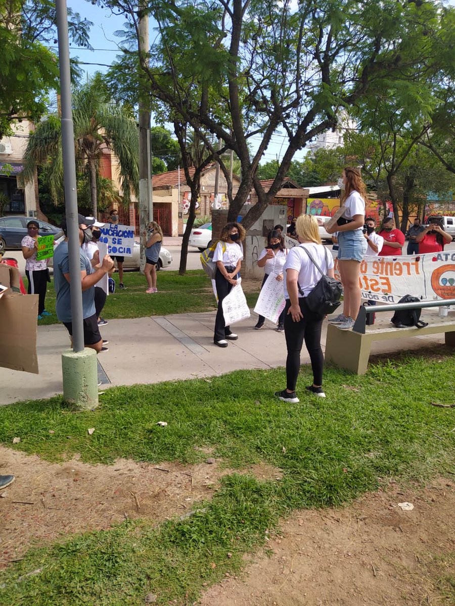 fieucse's tweet photo. ¡LA EDUCACIÓN SE DEFIENDE! 📚💪🏽

Junto a compañeras y compañeros de la universidad, hoy nos movilizamos para reclamar por nuestros derechos como estudiantes. https://t.co/xrEaBigkFA