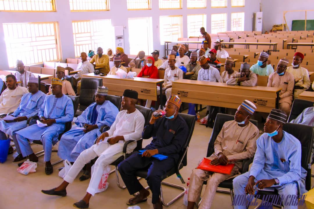 KatsinaC's tweet photo. Gwamnatin jihar Katsina ta dauki nauyin bada horo ga mutum dari 100 masu amfani da kafar Sadarwa ta zamani "Social Media" a Makarantar Kimiyya da fasaha ta Hassan Usman Katsina a bangaren Sashen koyar da aikin Jarida.
https://t.co/cOZhpVpVtq https://t.co/4Jh23EUonw