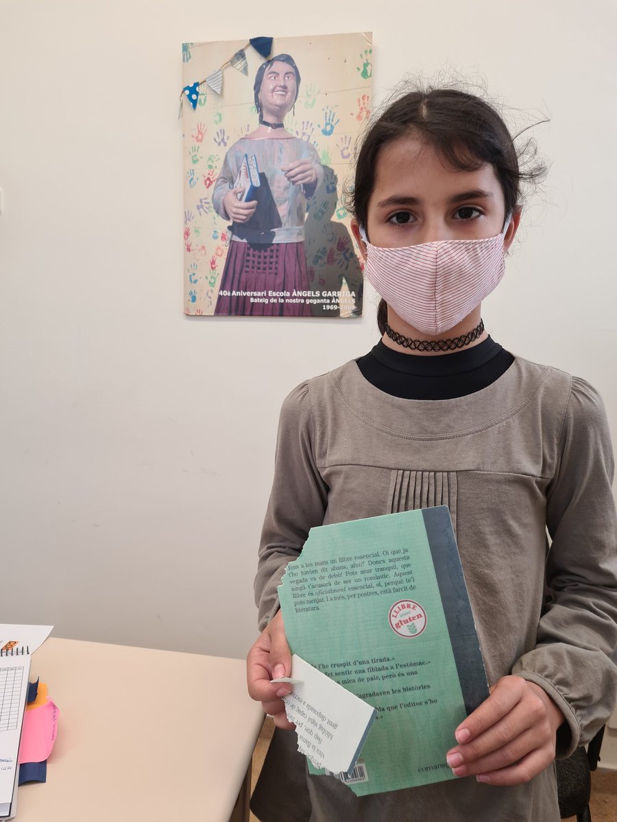 angelsgarriga's tweet photo. Sorpresa!
La Clara ens ha convidat a menjar aquesta pàgina del llibre d'en Màrius Serra: "Bibliofàgia, conte essencial" que es va crear per reivindicar la lectura ( llibreries) com a esencials.
Boníssim! https://t.co/3e5vMwUqY0