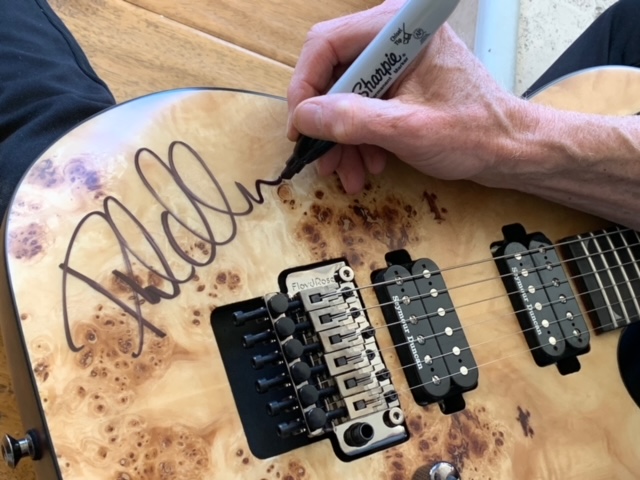 DefLeppard's tweet image. Phil Collen signed his Jackson Pro Series Soloist to help @AnimalTracksInc during this time of need.
Animal Tracks is a non-profit that rescues exotic animals. Phil is giving 100% of the proceeds to help this wonderful place. Go to 👉ebay.to/38uJVfN to bid on the guitar!
