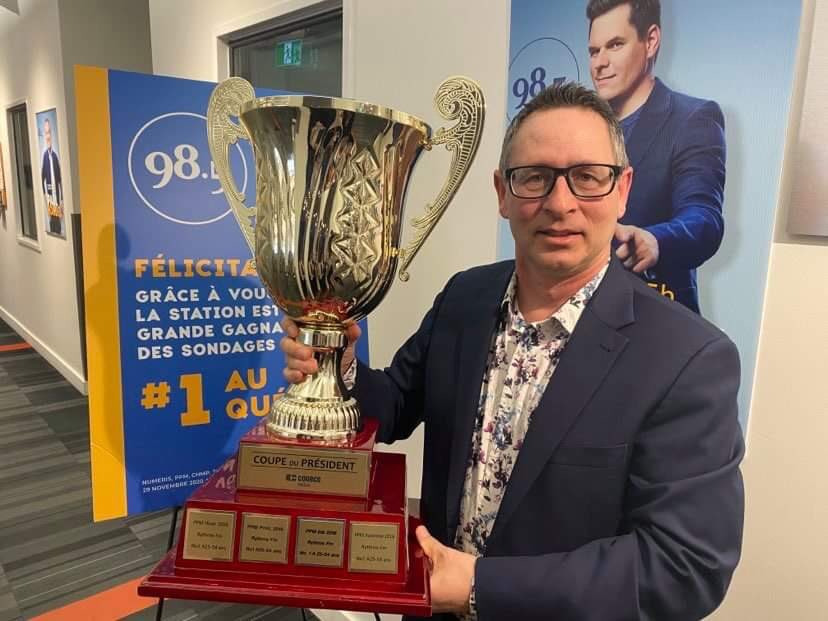 Antho_Martineau's tweet photo. Mon père est directeur général du @le985fm depuis plus d’un an. Je le vois chaque jour travailler sans relâche pour que la station réponde aux hauts standards d’excellence qui prévalent à MTL. Aujourd’hui, les sondages parlent d’eux-mêmes. Bravo @pierremartinews. Une inspiration! https://t.co/SufdpinjQ2