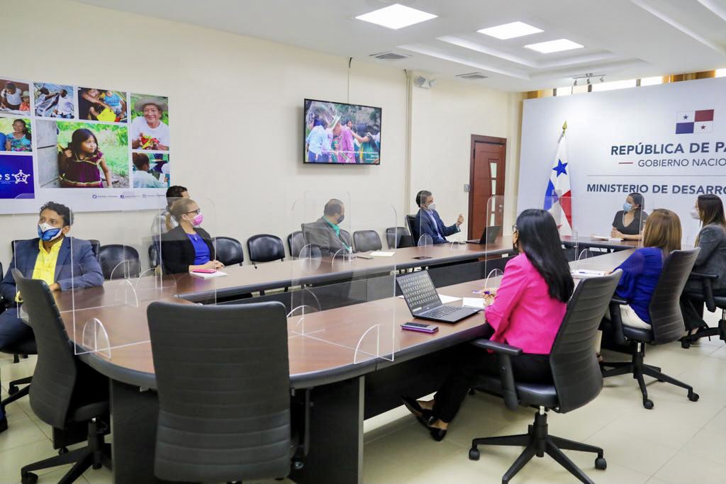 tvnnoticias's tweet photo. El @MIDESPma se reúne con el equipo de la @ATP_panama para dar continuidad a su alianza para promover el turismo sostenible en el país con un enfoque en los corregimientos del Plan Colmena. #NoticiasTVN https://t.co/NWMFBbqSPZ
