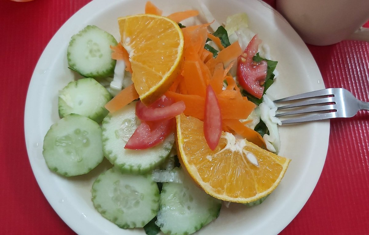 EdnaHernandezR0's tweet photo. Provecho 
Hoy tocó verdurita y fruta, porque #ComiendoSaludable 😆😅 https://t.co/FPwiyqAoHk