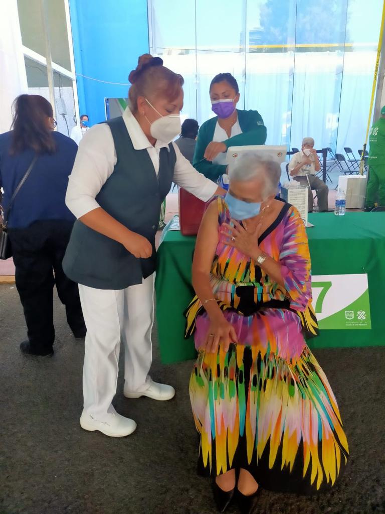 El plan nacional de vacunación continúa avanzando con éxito. Así lo comprobé cuando acudí a la alcaldía Miguel Hidalgo a vacunarme, donde constaté la buena organización y atención para quienes como yo vemos con optimismo una luz en el camino para superar la pandemia por Covid-19.