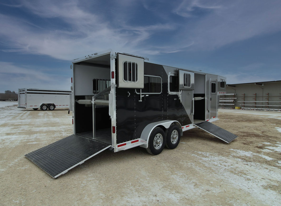 Check out this Featherlite straight load Model 9752 horse trailer! The trailer features a standard rear and side ramp. This particular trailer was customized with dual colored side sheets for extra style! 

Details on this model --> fthr.com/products/horse…
