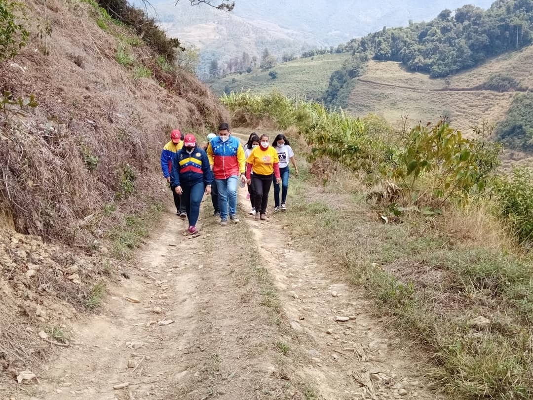 SMisionesMerida's tweet photo. #10Mar | Extraordinaria jornada integral desde el municipio Arzobispo Chacón, donde cada familia recibió la alegría de poder contribuir con el ambiente,con más de 100 plantas, que llegaron a través de la misión Árbol @misionarbolmerida hasta la puerta de su casa
#FuerzaProductiva https://t.co/dQ6rYv8mLA